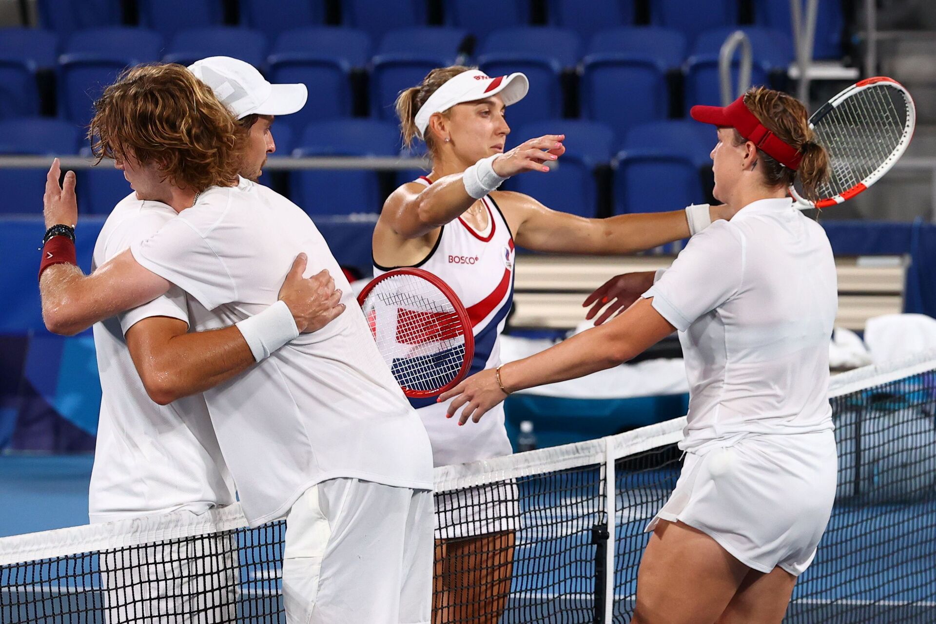 Tokyo 2020 Olympics - Tennis - Mixed Doubles - Gold medal match - Ariake Tennis Park - Tokyo, Japan - August 1, 2021. Anastasia Pavlyuchenkova and Andrey Rublev of the Russian Olympic Committee with Elena Vesnina and Aslan Karatsev of the Russian Olympic Committee after winning their gold medal match REUTERS/Edgar Su - Sputnik International, 1920, 07.09.2021