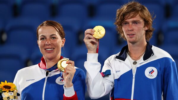 old medallists Anastasia Pavlyuchenkova and Andrey Rublev of the Russian Olympic Committee on the podium REUTERS/Stoyan Nenov - Sputnik International