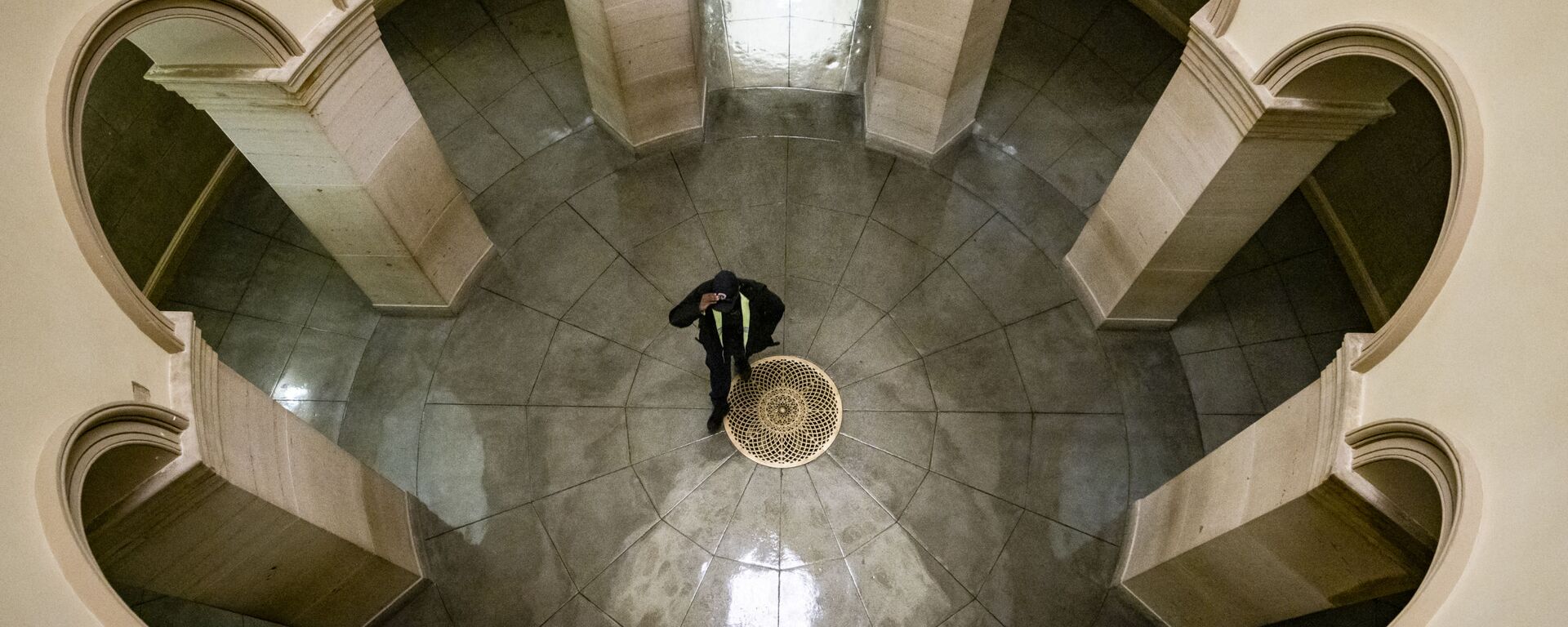 A US Capitol Police officer walks through the US Capitol Building on 1 August 2021 in Washington, DC. Congress is working to come to an agreement to pass President Biden's proposed infrastructure bill before they head into their August recess on the 9th.  - Sputnik International, 1920, 02.08.2021