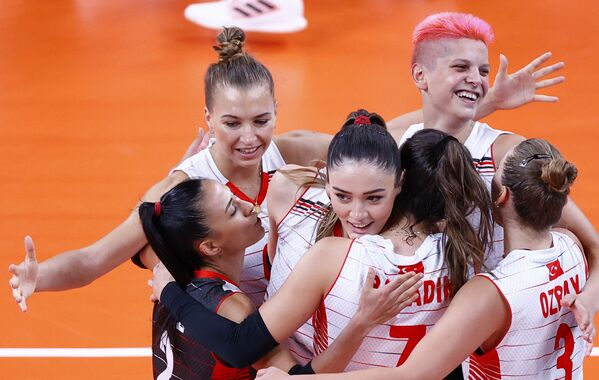 Zehra Gunes of Turkey celebrates with teammates after defeating the Chinese team in women's volleyball.  - Sputnik International