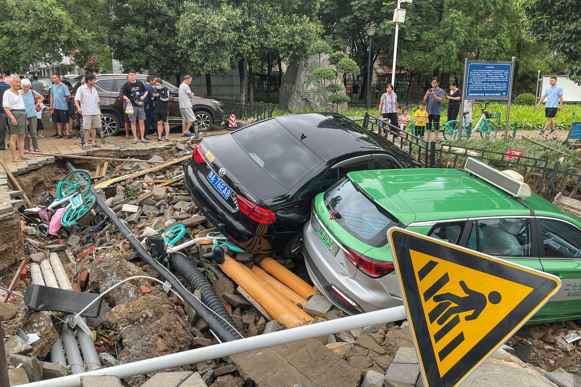 Damaged cars rest on debris after heavy rains hit the city of Zhengzhou causing floods in China's central Henan province on July 21, 2021.  - Sputnik International, 1920, 07.09.2021
