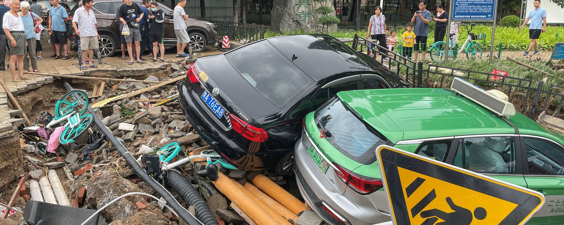 Damaged cars rest on debris after heavy rains hit the city of Zhengzhou causing floods in China's central Henan province on July 21, 2021.  - Sputnik International, 1920, 02.08.2021