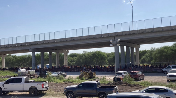 Situation at the Customs and Border Patrol's migrant processing facility underneath the Anzalduas International Bridge in Mission, Texas. - Sputnik International