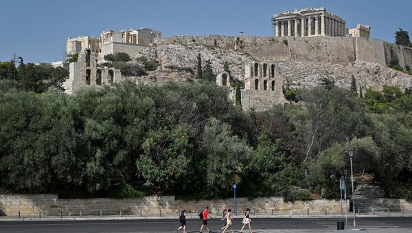 Tourists walk past empty Acropolis parking, as the archaeological site has closed  due to the heatwave in Athens on August 2, 2021. - Sputnik International