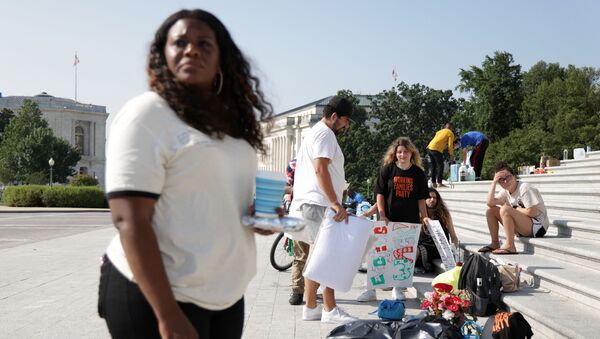 U.S. Cori Bush (D-MO) (L) and other activists protest outside the U.S. Capitol August 2, 2021 in Washington, DC. Rep. Bush has been camping out at the front steps of the U.S. Capitol to protest the ending of the eviction moratorium.    - Sputnik International