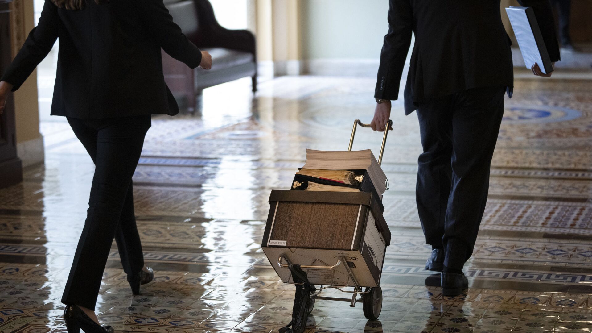 Documents, including text of the bipartisan infrastructure legislation, is wheeled toward the office of Senate Majority Leader Chuck Schumer (D-NY) at the U.S. Capitol on August 2, 2021 in Washington, DC. - Sputnik International, 1920, 12.10.2021