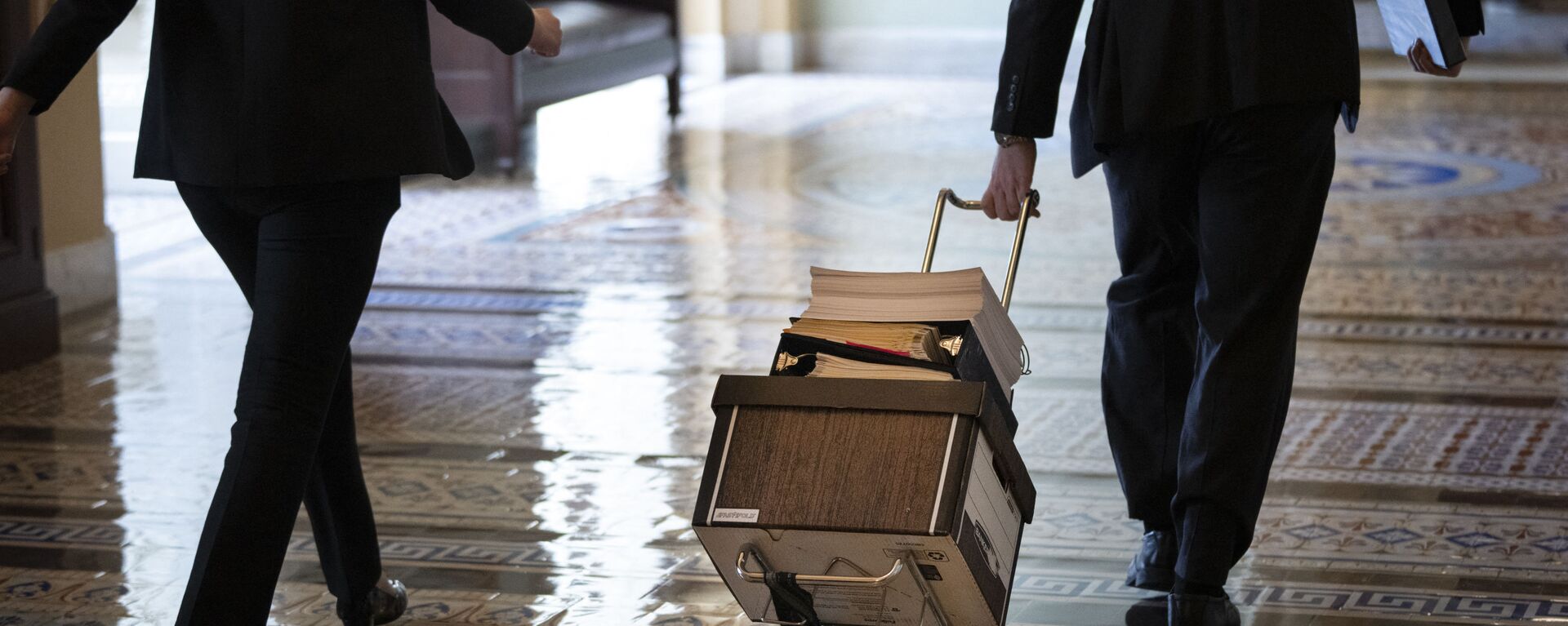 Documents, including text of the bipartisan infrastructure legislation, is wheeled toward the office of Senate Majority Leader Chuck Schumer (D-NY) at the U.S. Capitol on August 2, 2021 in Washington, DC. - Sputnik International, 1920, 02.08.2021