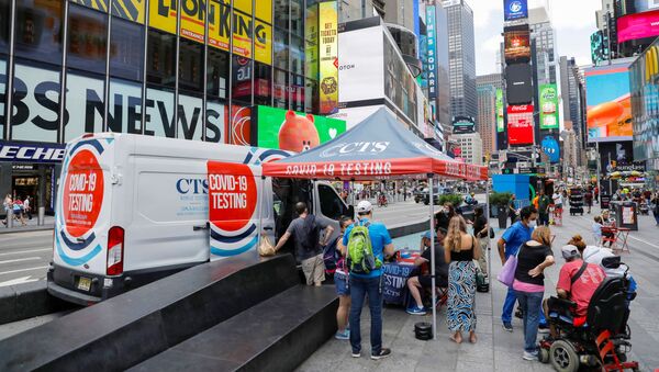 People queue at a popup COVID-19 testing site in Times Square during theoutbreak of the coronavirus disease (COVID-19) in Manhattan, New York City, U.S., August 2, 2021. - Sputnik International