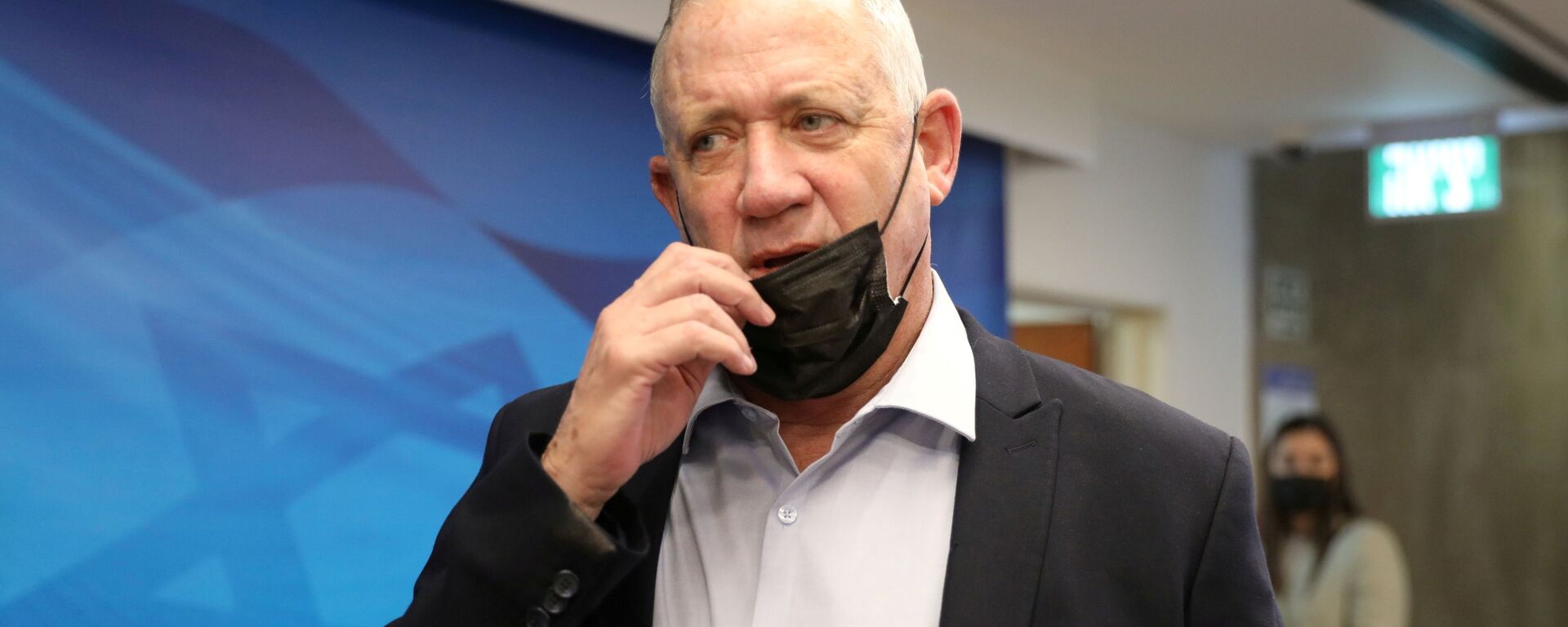 Israeli Defense Minister Benny Gantz adjusts his mask during the weekly cabinet meeting at the prime minister's office in Jerusalem August 1, 2021. - Sputnik International, 1920, 28.10.2021