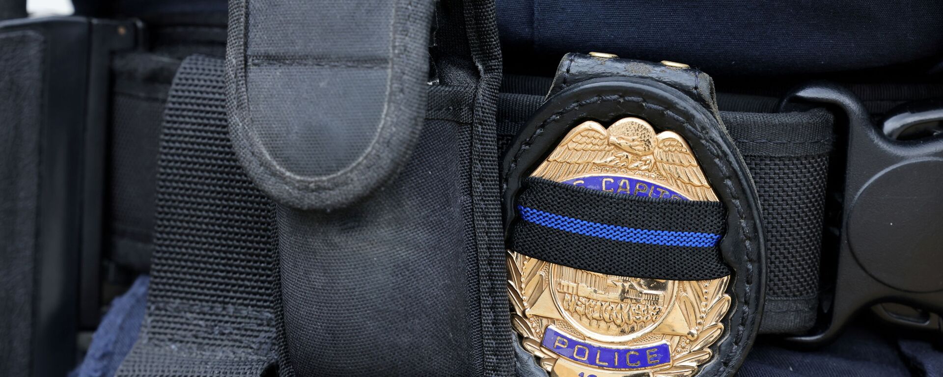 A U.S. Capitol police officer's badge shows a black stripe in honor of deceased colleagues as he guards the building on Capitol Hill in Washington, May 28, 2021. REUTERS/Evelyn Hockstein/File Photo - Sputnik International, 1920, 02.08.2021