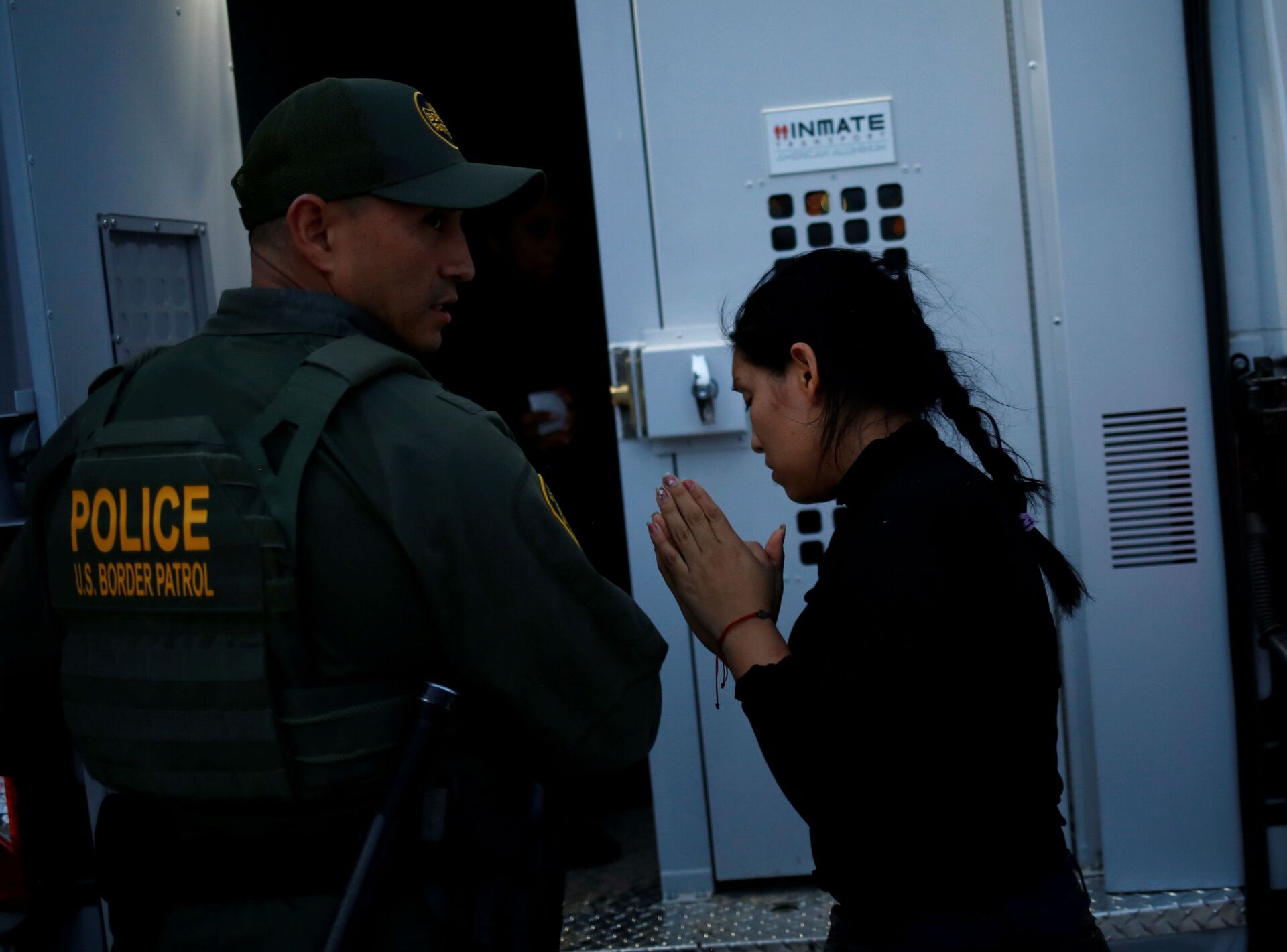 A migrant from Central America is detained by a U.S. Border Patrol agent after crossing into the United States from Mexico, in Sunland Park, New Mexico, U.S., July 22, 2021. - Sputnik International, 1920, 07.09.2021