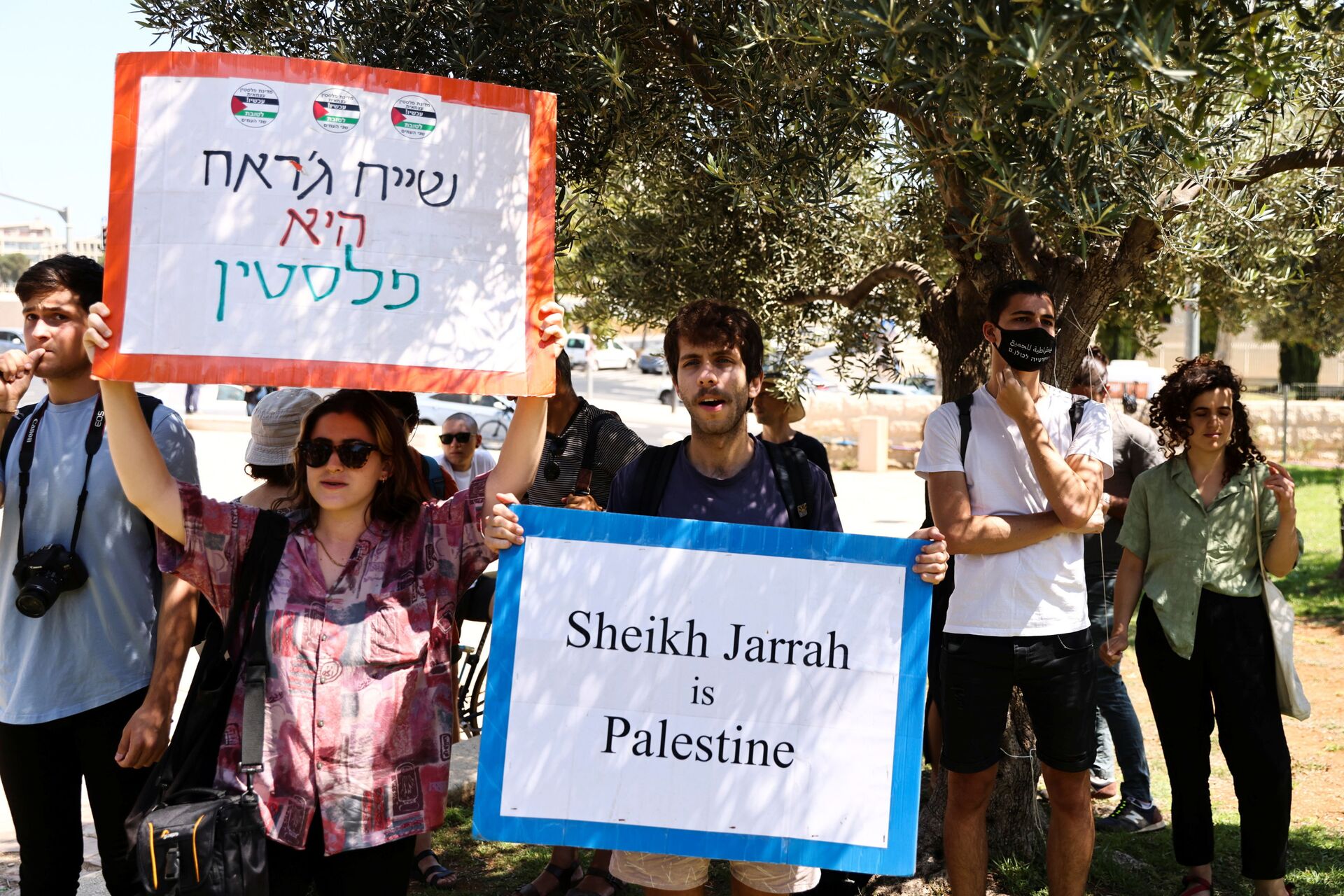 Protesters take part in a demonstration to show their support for Palestinian residents of Sheikh Jarrah neighbourhood facing eviction during a court hearing, outside the Israeli Supreme Court, in Jerusalem August 2, 2021.  - Sputnik International, 1920, 07.09.2021