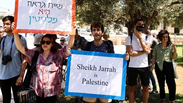 Protesters take part in a demonstration to show their support for Palestinian residents of Sheikh Jarrah neighbourhood facing eviction during a court hearing, outside the Israeli Supreme Court, in Jerusalem August 2, 2021.  - Sputnik International