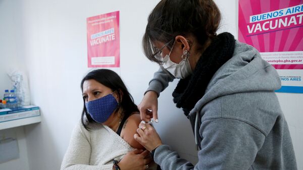 A woman receives a dose of the Sputnik V (Gam-COVID-Vac) vaccine against the coronavirus disease (COVID-19), in La Plata, Argentina July 11, 2021. Picture taken on July 11, 2021. REUTERS/Maria Paula Avila - Sputnik International