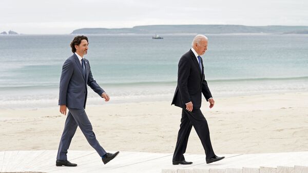 Canada's Prime Minister Justin Trudeau (L) and US President Joe Biden arrive to pose for the family photo during the G7 summit in Carbis Bay, Cornwall, south-west England on 11 June 2021. - Sputnik International