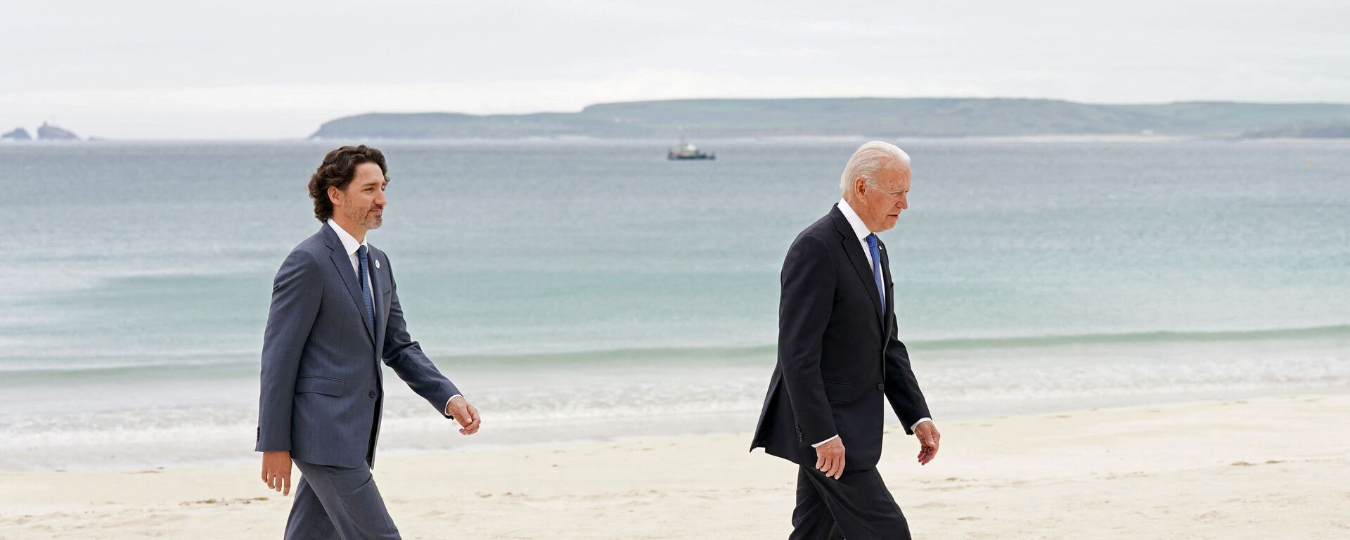 Canada's Prime Minister Justin Trudeau (L) and US President Joe Biden arrive to pose for the family photo during the G7 summit in Carbis Bay, Cornwall, south-west England on June 11, 2021. - Sputnik International, 1920, 22.03.2023