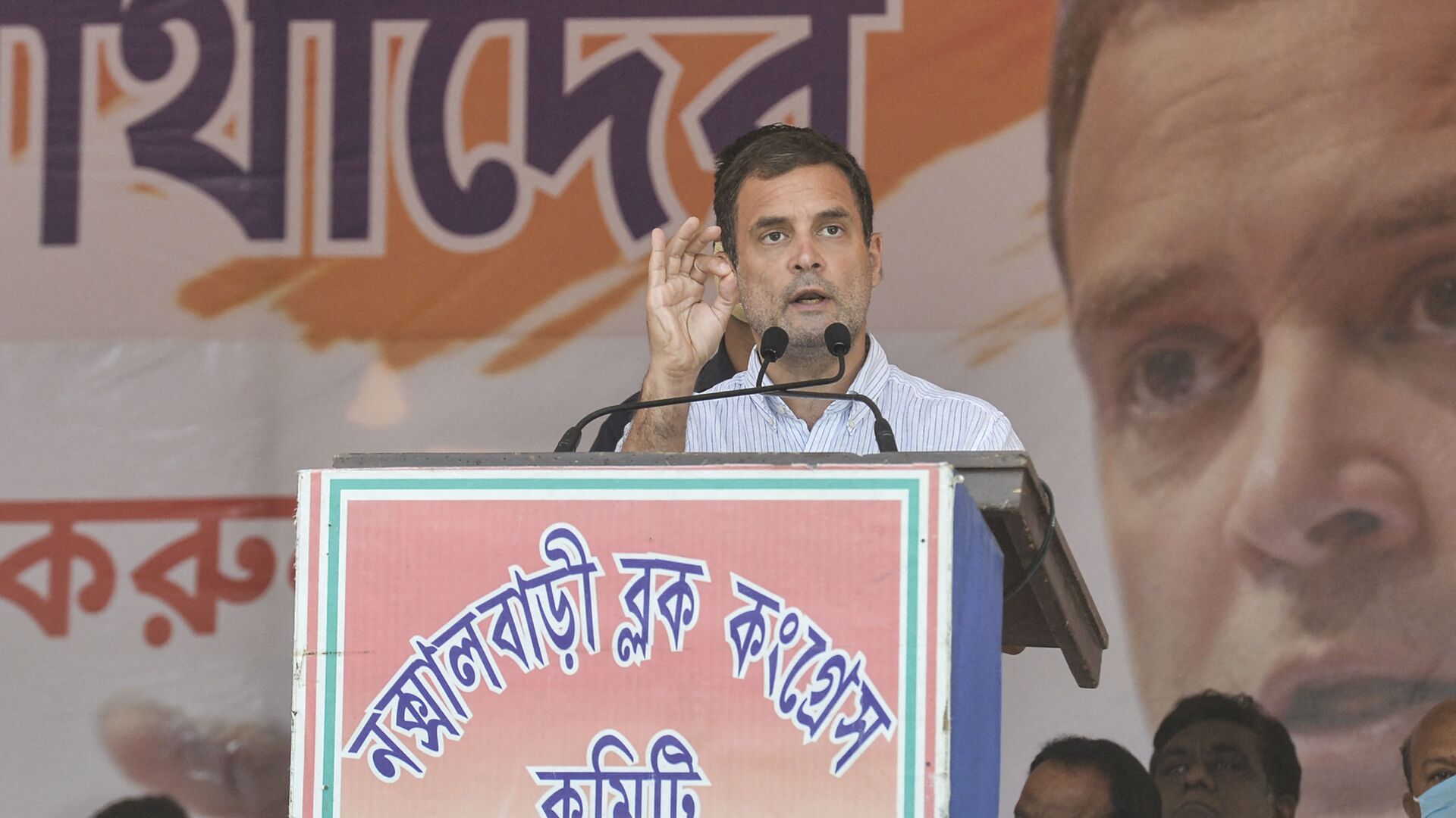 India's Congress party leader Rahul Gandhi gestures as he addresses a rally during an election campaign at Shibmandir on the outskirts of Siliguri on April 14, 2021. - Sputnik International, 1920, 03.08.2021