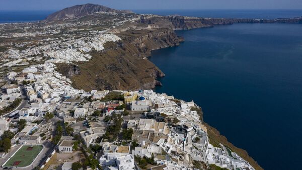 An aerial view taken on June 15, 2020 shows the town of Oia and Thyra on the island of Santorini as tourists from around 30 countries return to Greece by air, sea and land - Sputnik International