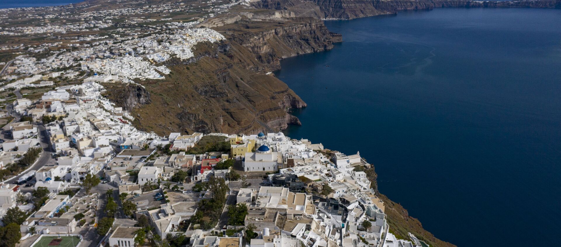 An aerial view taken on June 15, 2020 shows the town of Oia and Thyra on the island of Santorini as tourists from around 30 countries return to Greece by air, sea and land - Sputnik International, 1920, 03.08.2021