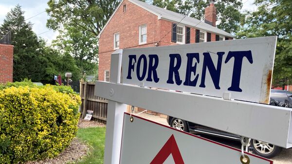 A For Rent sign is placed in front of a home in Arlington, Virginia, U.S., June 8, 2021. The U.S. Supreme Court has declined to block the U.S. Centers for Disease Control and Prevention's pandemic-related eviction moratorium. Picture taken June 8, 2021.  - Sputnik International