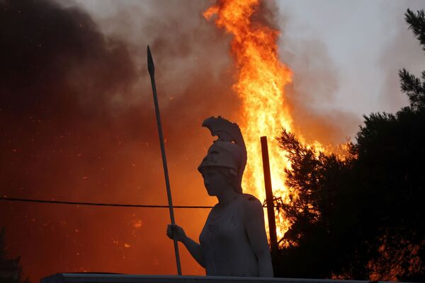 A statue of the goddess Athena is seen as a wildfire burns at Varympompi suburb north of Athens, Greece, 3 August 2021.  - Sputnik International