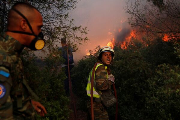 Volunteer firefighters try to extinguish a wildfire in Varympompi, a suburb north of Athens, Greece, 3 August 2021. - Sputnik International