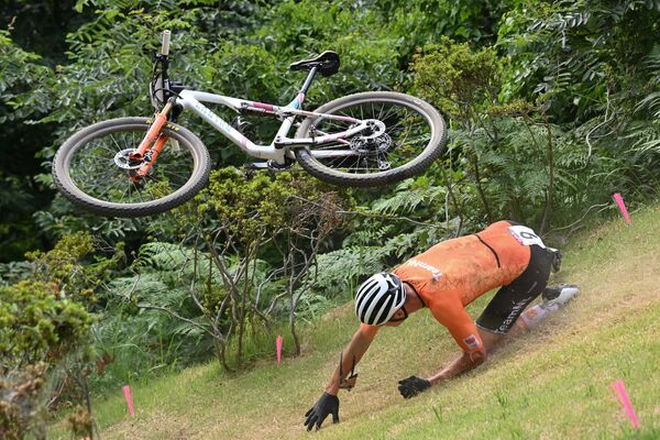 The Netherlands' Mathieu Van Der Poel crashes during the cycling mountain bike men's cross-country event at the Izu MTB Course in Izu on July 26, 2021.  - Sputnik International