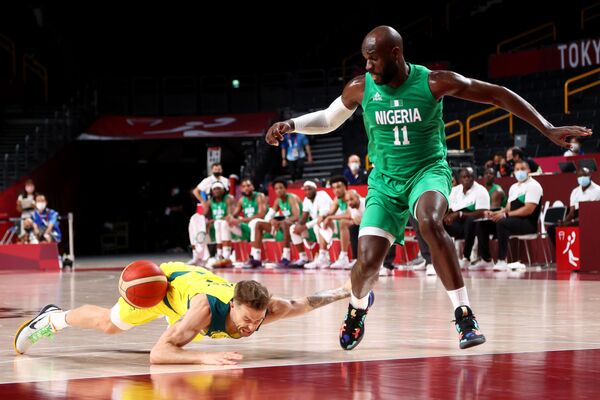 Nathan Sobey of Australia falls close to Obi Emegano of Nigeria during a men's Group B basketball match. - Sputnik International