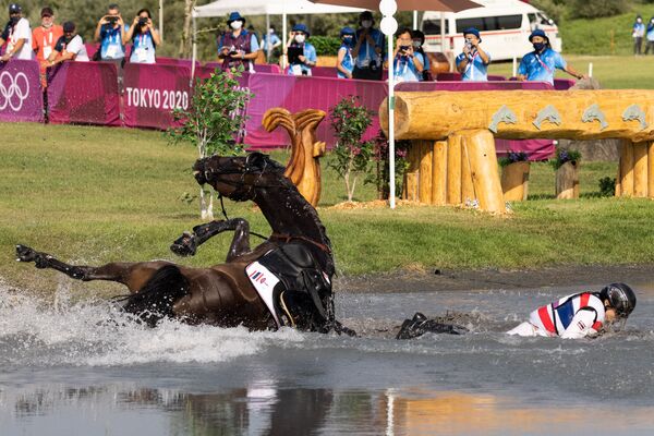 Thailand's Arinadtha Chavatanont and Boleybawn Prince fall during the equestrian's eventing team and individual cross country. - Sputnik International