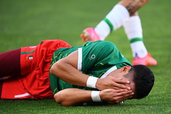 Mexico's forward Uriel Antuna reacts in pain after a collision during the Tokyo 2020 Olympic Games men's semi-final football match between Mexico and Brazil. - Sputnik International