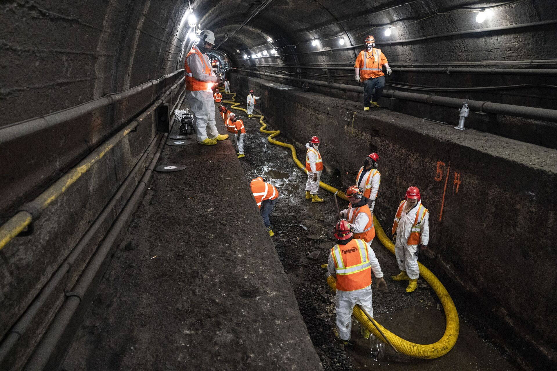 Amtrak workers perform tunnel repairs to a partially flooded train track bed in Weehawken, New Jersey. - Sputnik International, 1920, 07.09.2021