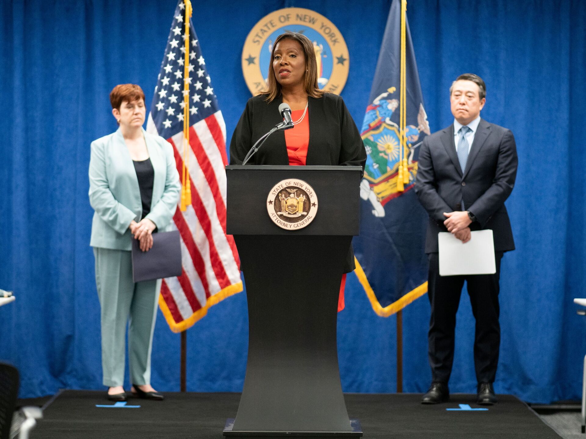 New York State Attorney General, Letitia James, speaks next to independent investigators Joon H. Kim and Anne L. Clark during a news conference regarding a probe that found New York Governor Andrew Cuomo sexually harassed multiple women, in New York City, New York, U.S., August 3, 2021 - Sputnik International, 1920, 07.09.2021