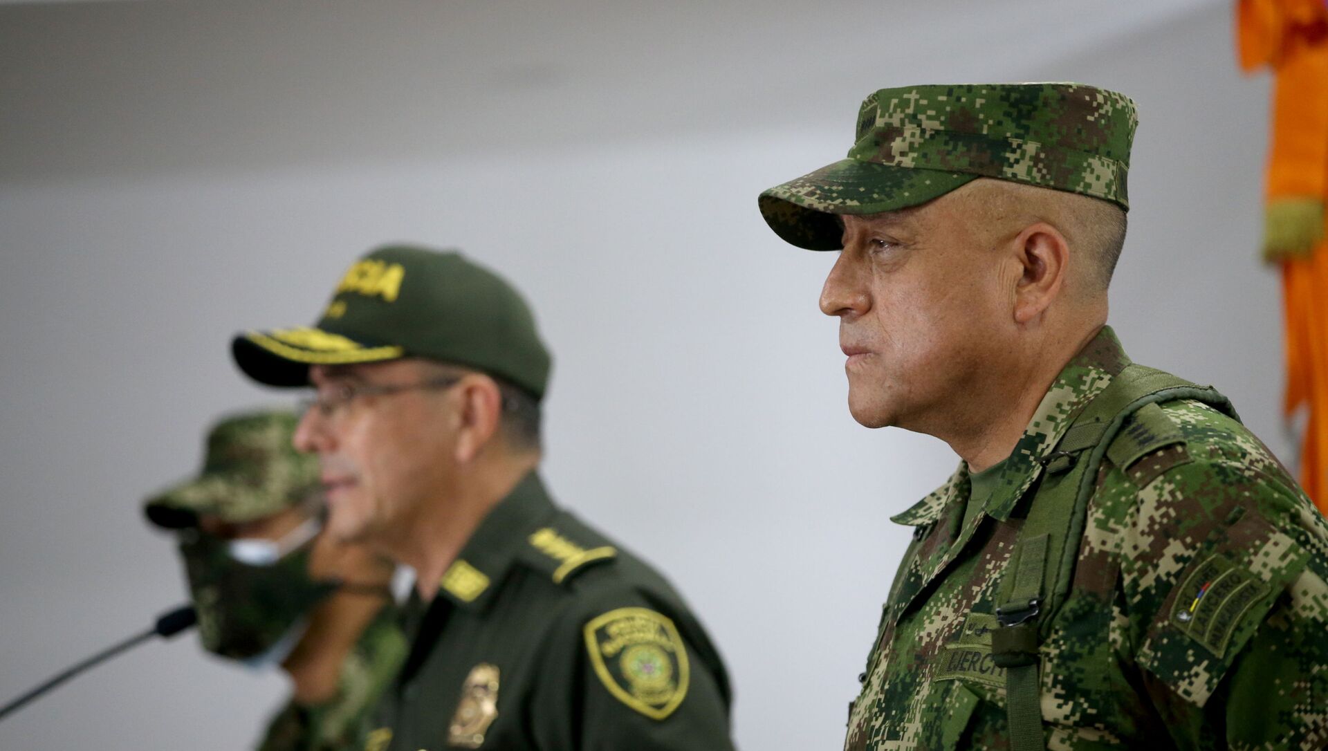 Commander of the Colombian Military Forces, General Luis Fernando Navarro listens as Colombia's National Police Director General Jorge Luis Vargas speaks during a news conference about the participation of several Colombians in the assassination of Haitian President Jovenel Moise, in Bogota, Colombia July 9, 2021. - Sputnik International, 1920, 04.08.2021