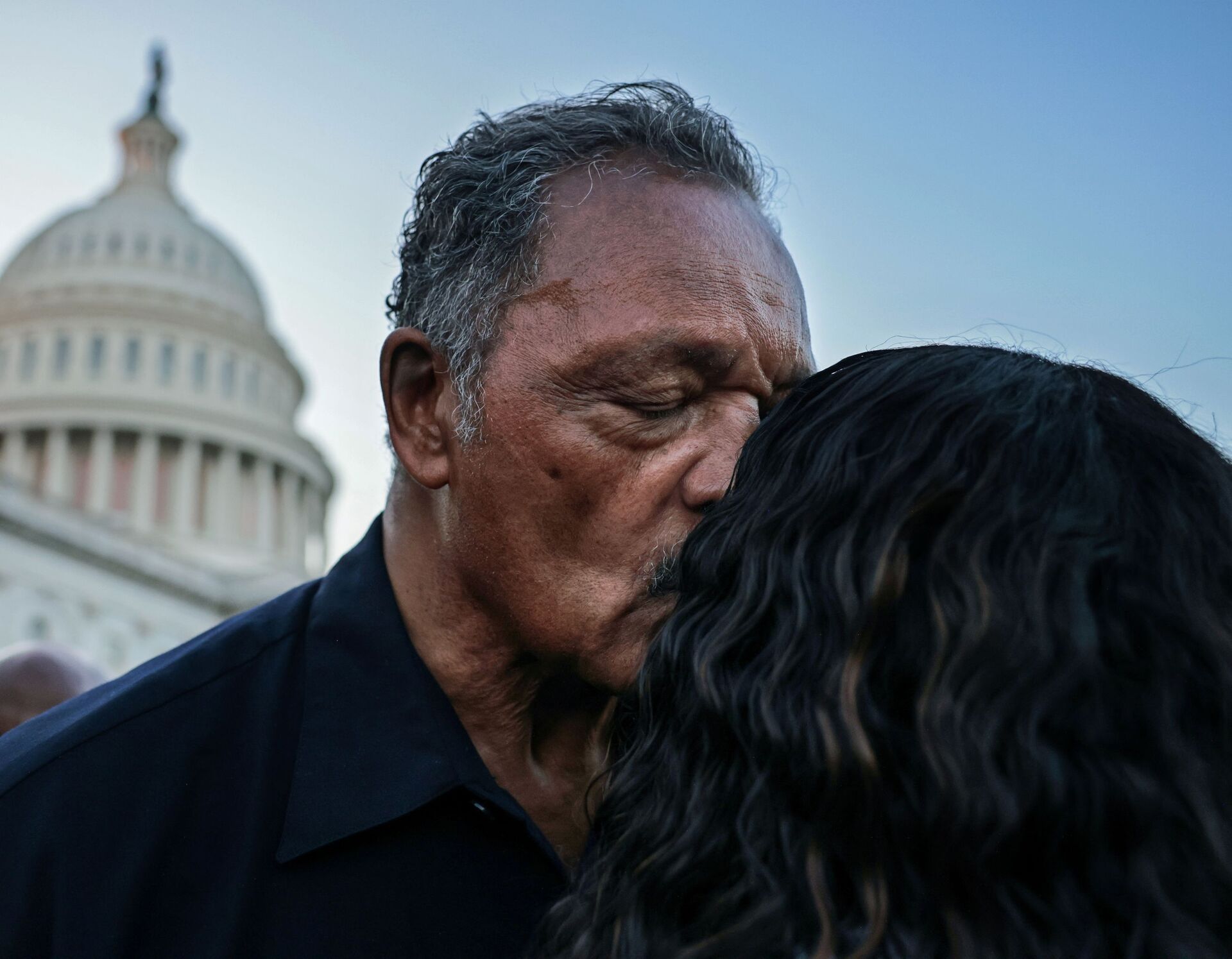 Reverend Jesse Jackson kisses the head of Representative Cori Bush (D-MO) outside the U.S. Capitol, before he leaves a demonstration where she has been spending the night to protest the expiration of the federal moratorium on residential evictions, in Washington, U.S., August 2, 2021. - Sputnik International, 1920, 07.09.2021