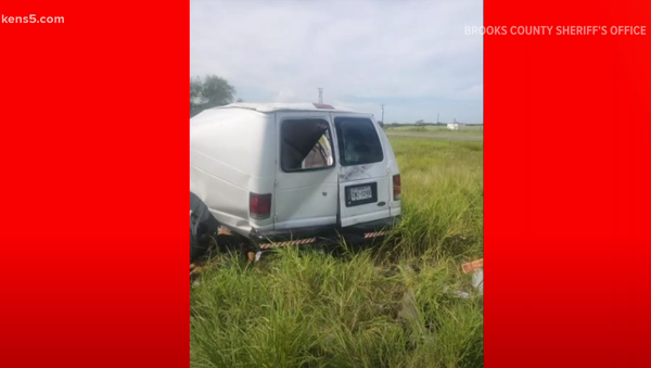 Several dead after van full of migrants crashes north of the Texas-Mexico border, authorities say - Sputnik International
