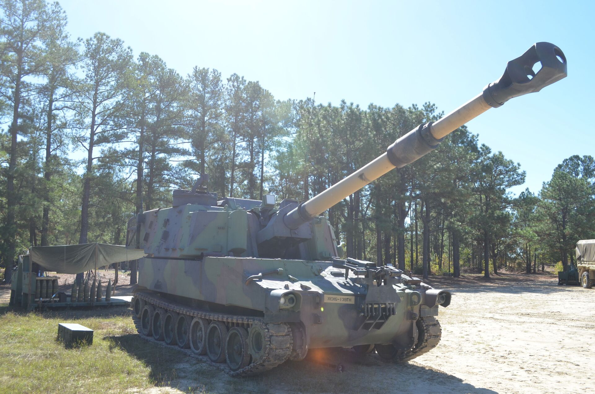The M109 Paladin Self-Propelled Howitzer standing ready deep in the southern training areas at Fort Bragg. Nine National Guard troops from North and South Carolina, Florida, Georgia, Mississippi, Illinois and New Jersey are attending the 13 Bravo artillery military occupational specialty (MOS) reclassification course and will learn how to be a crew member on the three main “cannon” artillery weapons systems in the U.S. Army: The M119A3 105mm light towed howitzer, M777A2 155mm medium towed howitzer and the M109A6 Paladin 155mm self-propelled howitzer. Over the course of two days in the field, students will fire hundreds of rounds from all three weapons. - Sputnik International, 1920, 07.09.2021