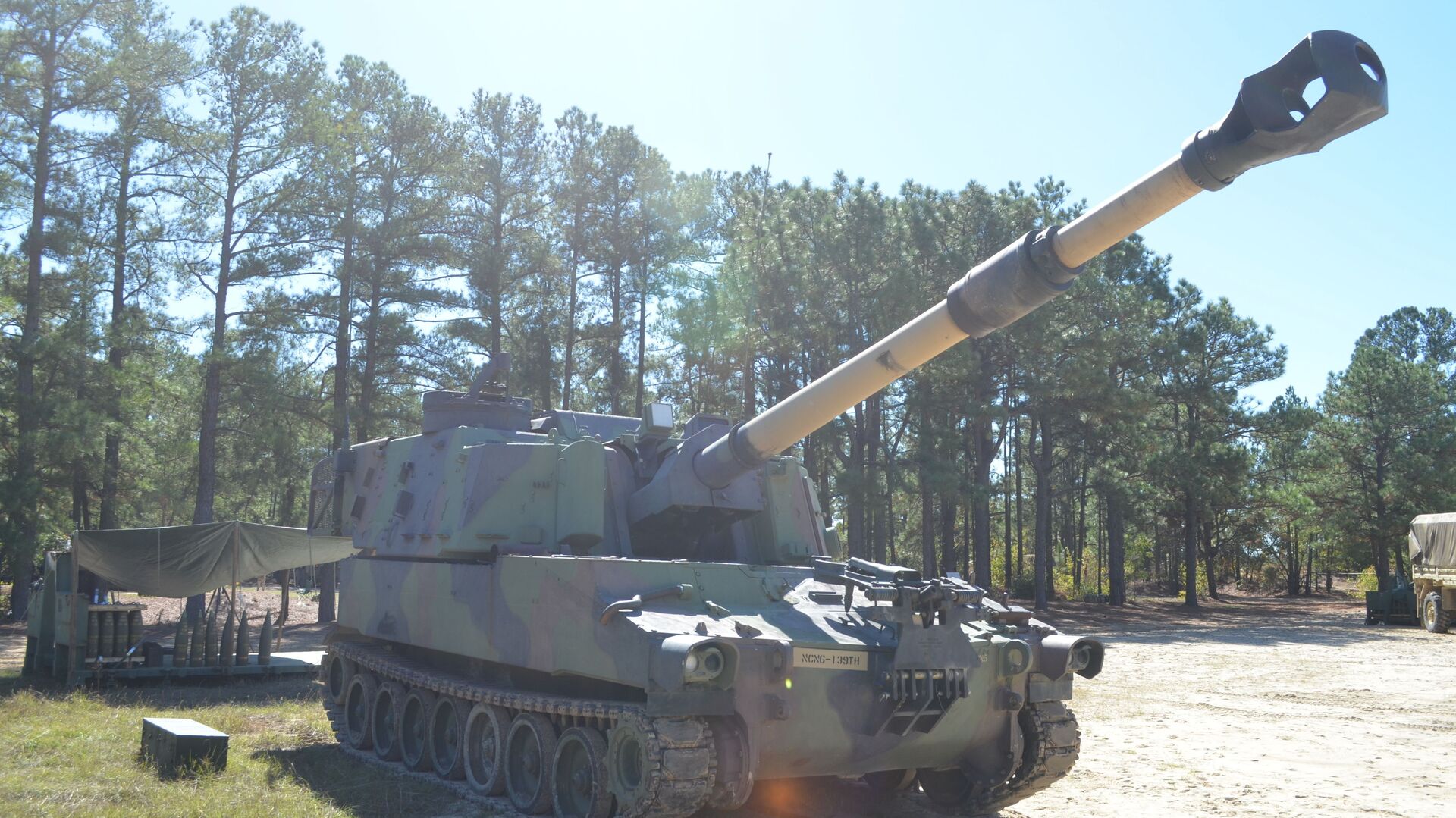 The M109 Paladin Self-Propelled Howitzer standing ready deep in the southern training areas at Fort Bragg. Nine National Guard troops from North and South Carolina, Florida, Georgia, Mississippi, Illinois and New Jersey are attending the 13 Bravo artillery military occupational specialty (MOS) reclassification course and will learn how to be a crew member on the three main “cannon” artillery weapons systems in the U.S. Army: The M119A3 105mm light towed howitzer, M777A2 155mm medium towed howitzer and the M109A6 Paladin 155mm self-propelled howitzer. Over the course of two days in the field, students will fire hundreds of rounds from all three weapons. - Sputnik International, 1920, 18.01.2023