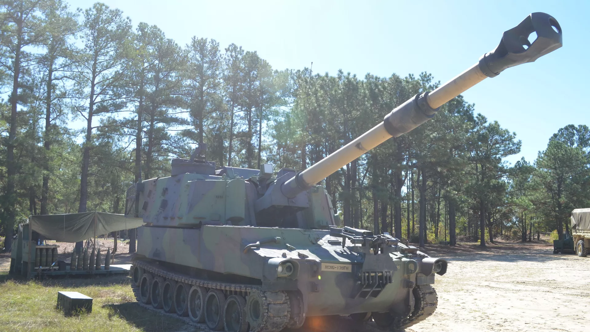 The M109 Paladin Self-Propelled Howitzer standing ready deep in the southern training areas at Fort Bragg. Nine National Guard troops from North and South Carolina, Florida, Georgia, Mississippi, Illinois and New Jersey are attending the 13 Bravo artillery military occupational specialty (MOS) reclassification course and will learn how to be a crew member on the three main “cannon” artillery weapons systems in the U.S. Army: The M119A3 105mm light towed howitzer, M777A2 155mm medium towed howitzer and the M109A6 Paladin 155mm self-propelled howitzer. Over the course of two days in the field, students will fire hundreds of rounds from all three weapons. - Sputnik International, 1920, 16.04.2023
