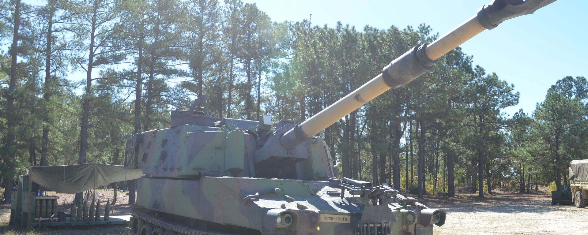 The M109 Paladin Self-Propelled Howitzer standing ready deep in the southern training areas at Fort Bragg. Nine National Guard troops from North and South Carolina, Florida, Georgia, Mississippi, Illinois and New Jersey are attending the 13 Bravo artillery military occupational specialty (MOS) reclassification course and will learn how to be a crew member on the three main “cannon” artillery weapons systems in the U.S. Army: The M119A3 105mm light towed howitzer, M777A2 155mm medium towed howitzer and the M109A6 Paladin 155mm self-propelled howitzer. Over the course of two days in the field, students will fire hundreds of rounds from all three weapons. - Sputnik International, 1920, 18.01.2023