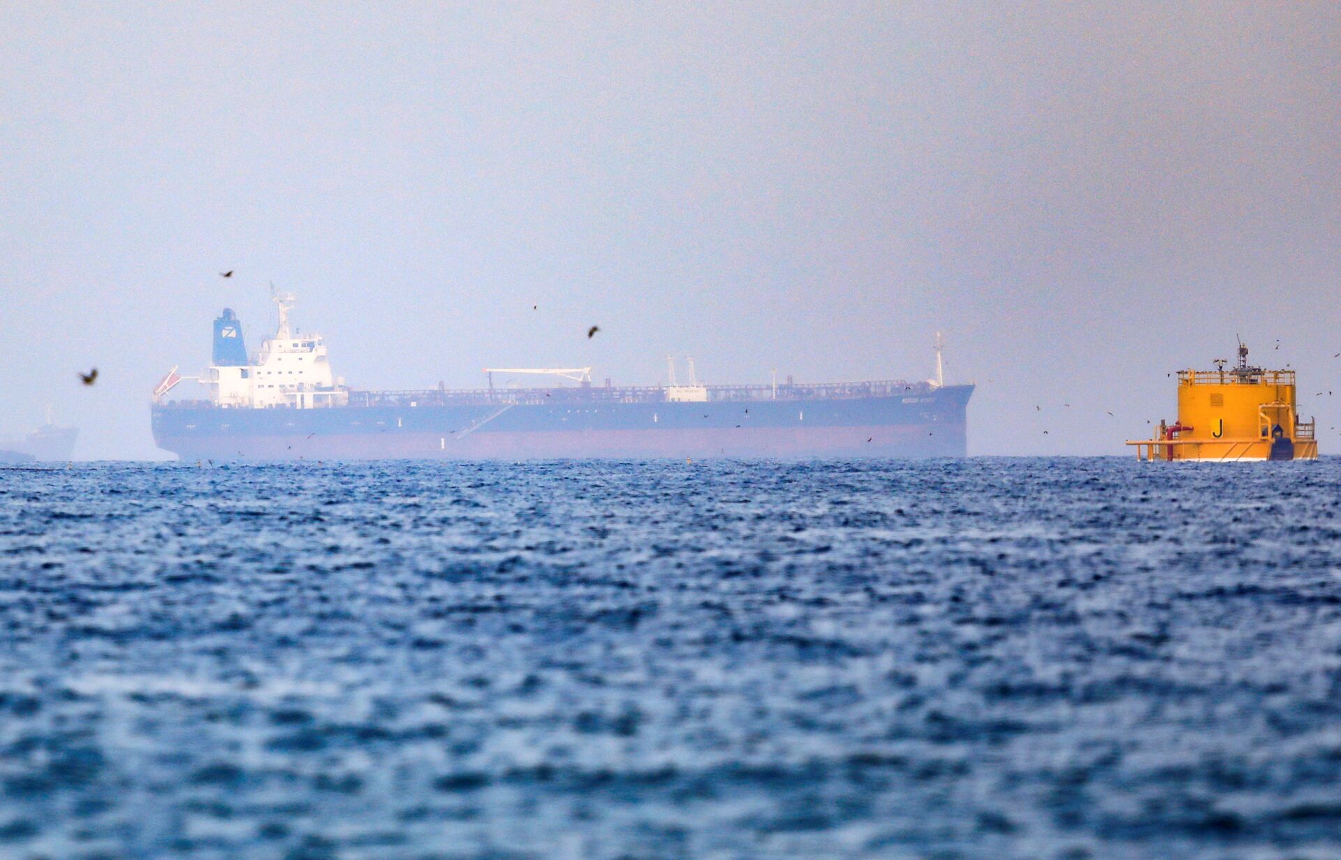Mercer Street, an Israeli-managed oil tanker that was attacked off the coast of Oman, is seen near Fujairah Port in United Arab Emirates, August 3, 2021. - Sputnik International, 1920, 07.09.2021