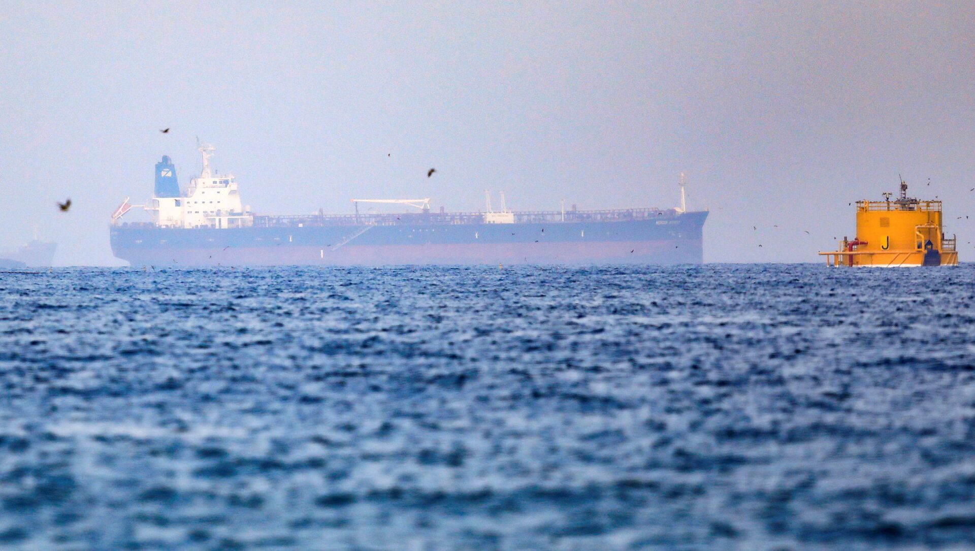 Mercer Street, an Israeli-managed oil tanker that was attacked off the coast of Oman, is seen near Fujairah Port in United Arab Emirates, August 3, 2021. - Sputnik International, 1920, 05.08.2021