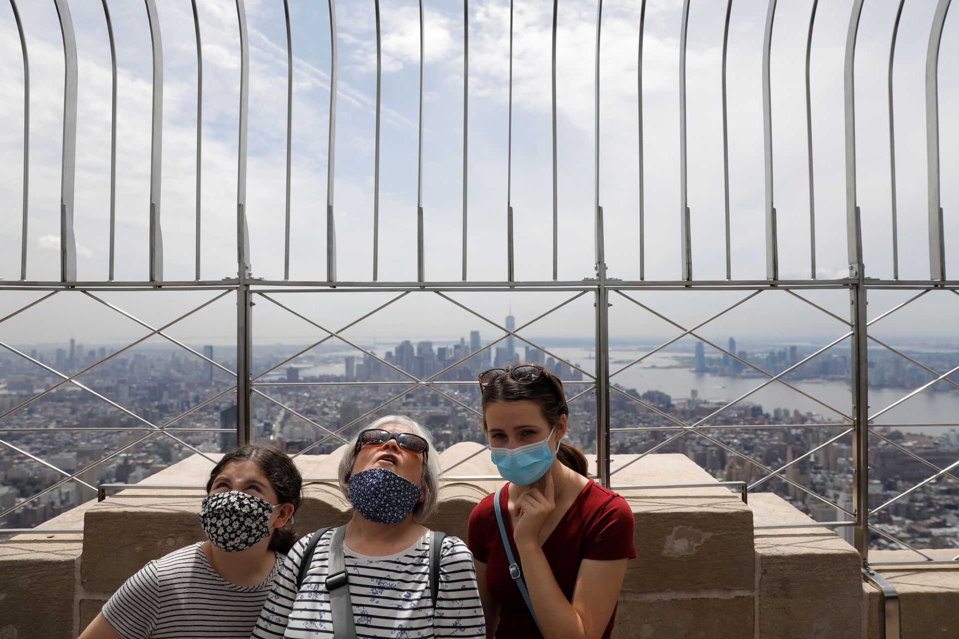 People in masks stand on the observation deck of the Empire State Building during the outbreak of the coronavirus disease (COVID-19) in New York City, U.S. - Sputnik International, 1920, 07.09.2021