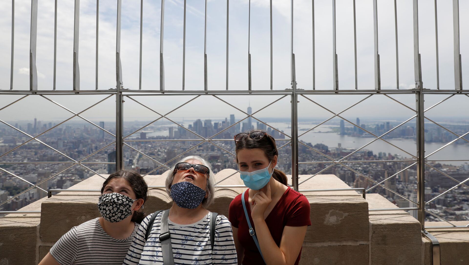 People in masks stand on the observation deck of the Empire State Building during the outbreak of the coronavirus disease (COVID-19) in New York City, U.S. - Sputnik International, 1920, 11.08.2021