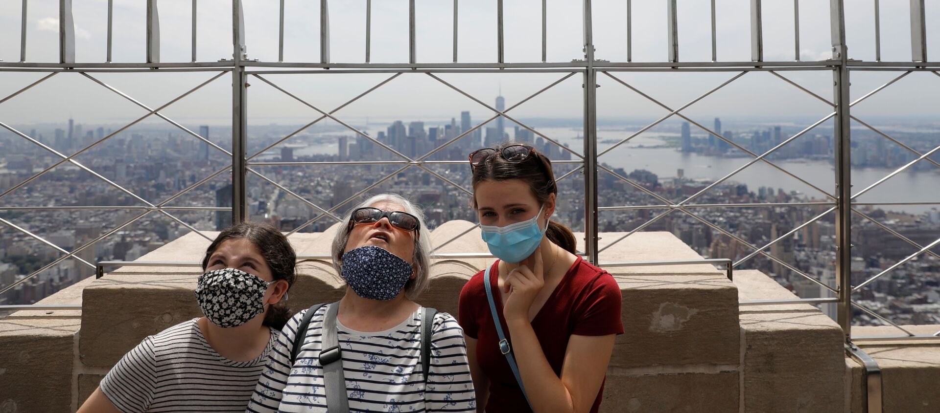 People in masks stand on the observation deck of the Empire State Building during the outbreak of the coronavirus disease (COVID-19) in New York City, U.S. - Sputnik International, 1920