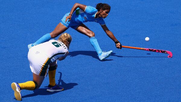 Taryn Mallett of South Africa contends with India's Vandana Katariya on 31 July 2021. - Sputnik International