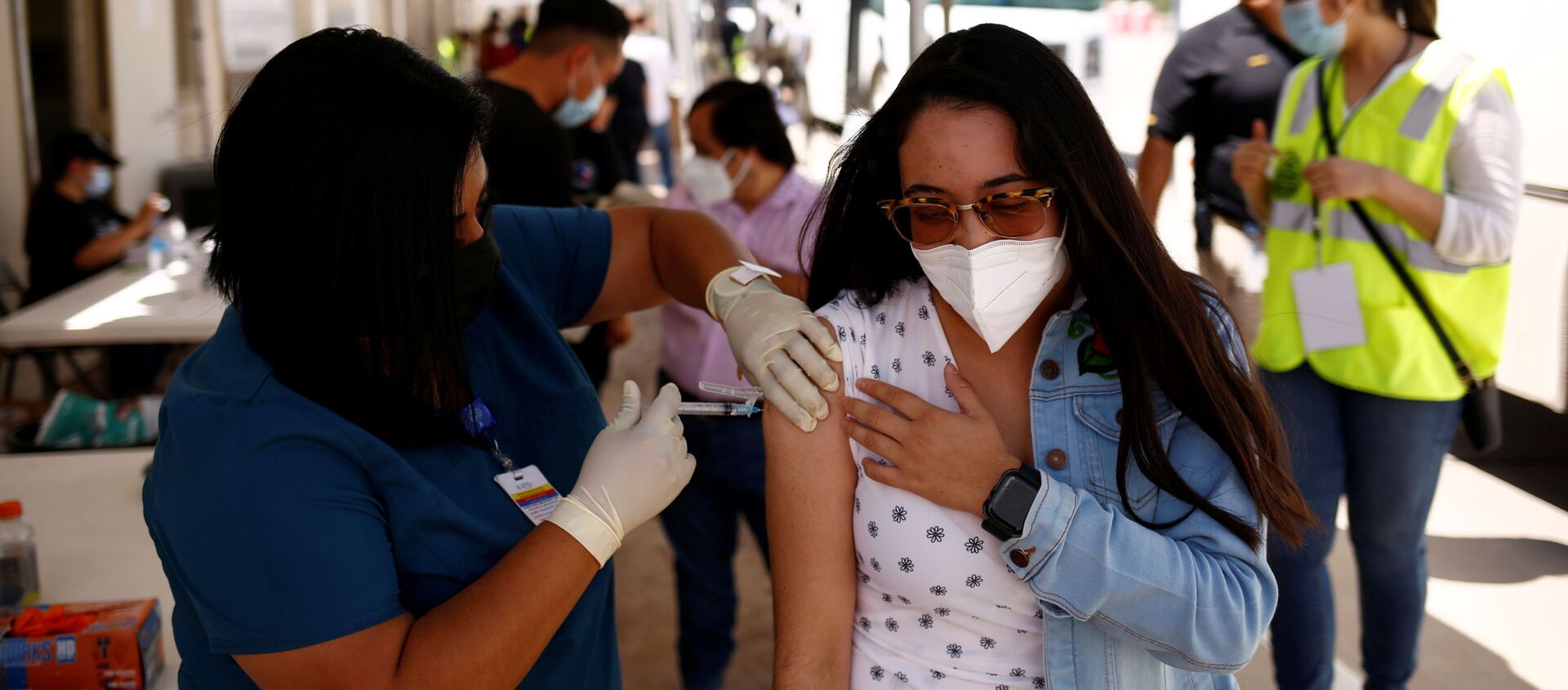 A Mexican woman receives a dose of the Johnson & Johnson coronavirus disease (COVID-19) vaccine, during a binational vaccination program, at the Tornillo-Guadalupe international bridge, in Tornillo, Texas, U.S., July 28, 2021 - Sputnik International, 1920, 05.08.2021