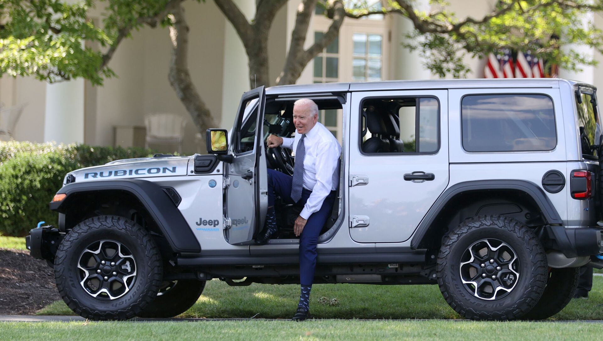 U.S. President Joe Biden hops out after test driving a Jeep Wrangler 4xe Rubicon during an event for clean cars and trucks, and signs an executive order on transformaing the country’s auto fleet at the White House in Washington, U.S. August 5, 2021. - Sputnik International, 1920, 05.08.2021