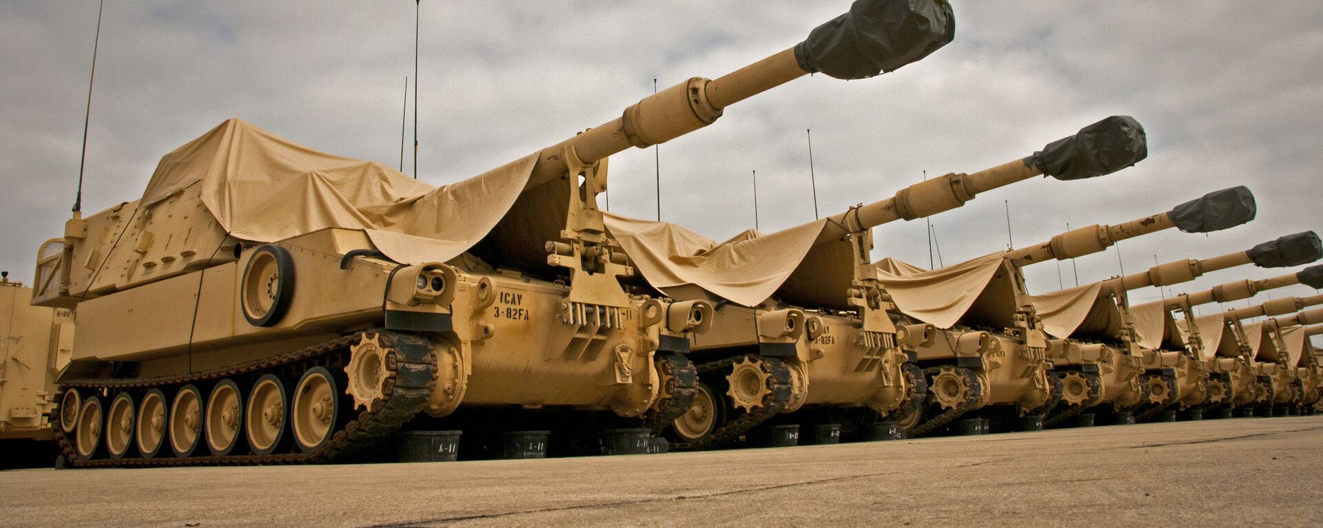 M109A6 Paladin howitzers are seen under a cloudy sky at the 3rd Battalion, 82nd Field Artillery Regiment motor pool at Fort Hood, Texas, March 22, 2013.  - Sputnik International, 1920, 12.05.2022