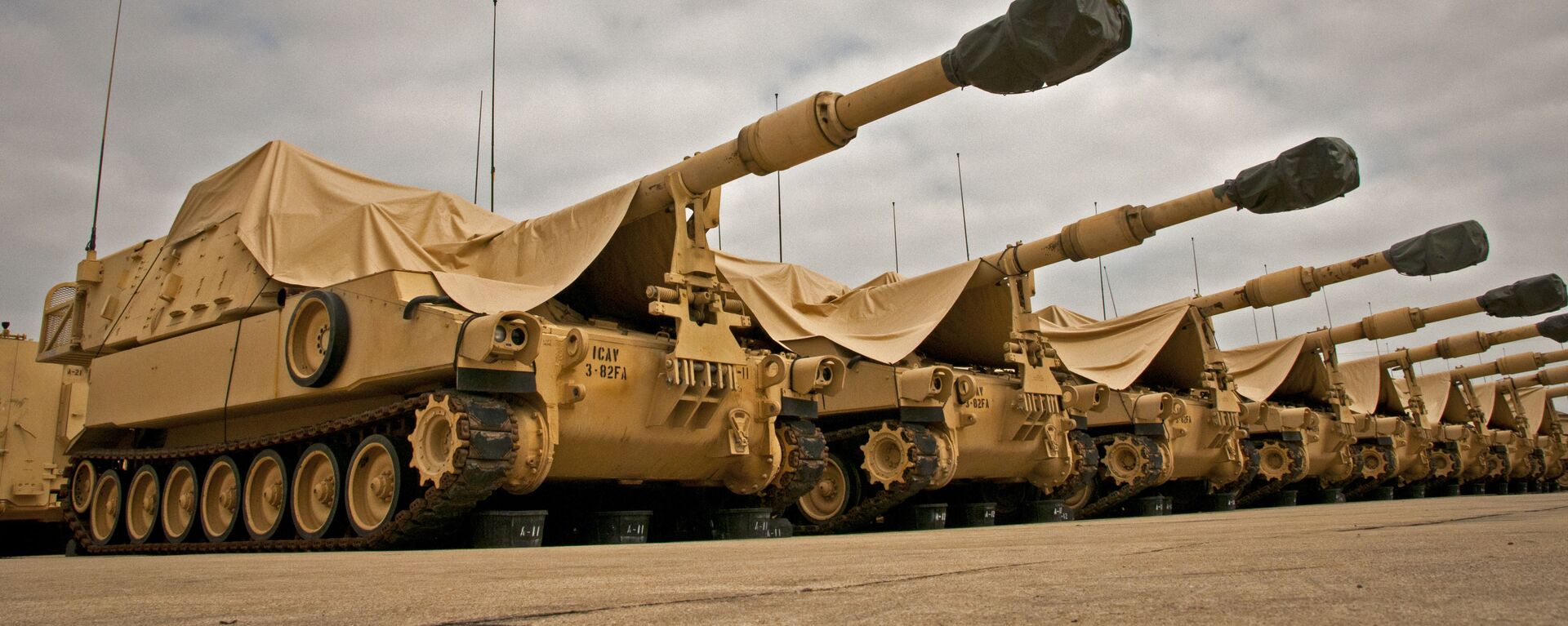 M109A6 Paladin howitzers are seen under a cloudy sky at the 3rd Battalion, 82nd Field Artillery Regiment motor pool at Fort Hood, Texas, March 22, 2013.  - Sputnik International, 1920, 06.08.2021