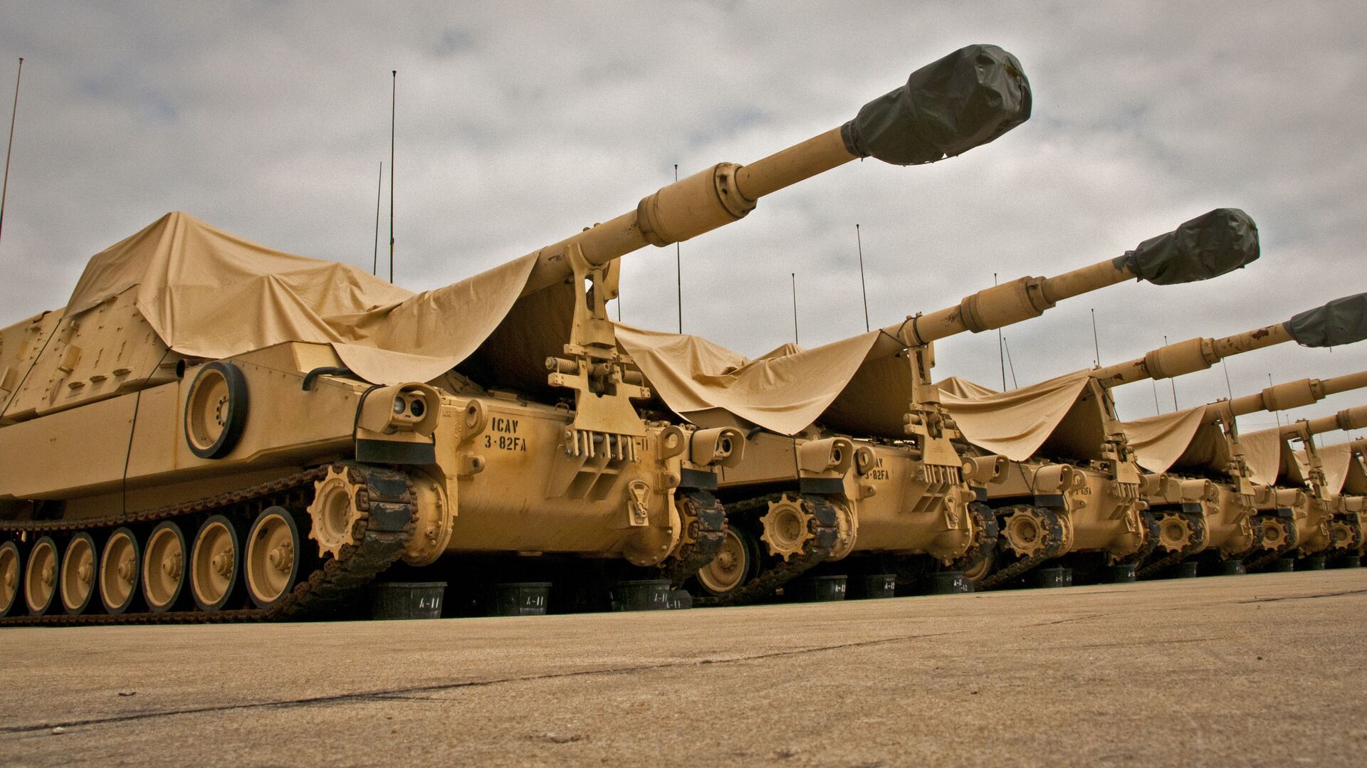 M109A6 Paladin howitzers are seen under a cloudy sky at the 3rd Battalion, 82nd Field Artillery Regiment motor pool at Fort Hood, Texas, March 22, 2013.  - Sputnik International, 1920, 12.05.2022